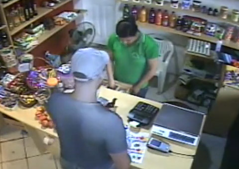 Mercadinho no Parque 10 é assaltado